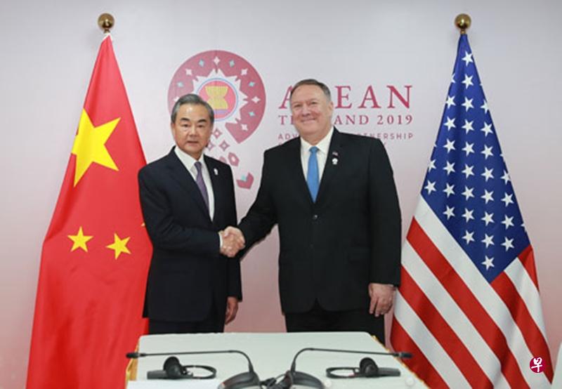 中国国务委员兼外交部长王毅(左)1日在泰国曼谷会见美国国务卿蓬佩奥。(中国外交部网站) 中国国务委员兼外交部长王毅(左)1日在泰国曼谷会见美国国务卿蓬佩奥。(中国外交部网站)