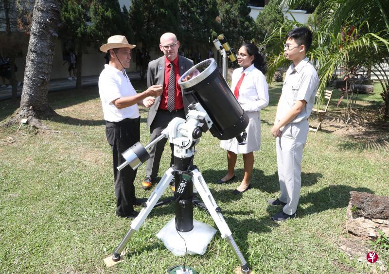 美国国家航空航天局科学部副主任艾利克斯·扬(左二)在国初副院长陈永亮(左一)及天文学会成员的陪伴下参观望远镜,并赞扬国初师生的创造力。(饶进礼摄) 美国国家航空航天局科学部副主任艾利克斯·扬(左二)在国初副院长陈永亮(左一)及天文学会成员的陪伴下参观望远镜,并赞扬国初师生的创造力。(饶进礼摄)