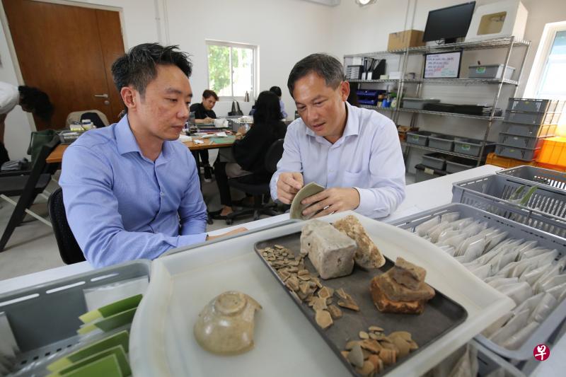 客座研究员戴柔星博士(右)主要负责梳理过去出土的瓷器,他会根据这些瓷器的制造年份,把它们分门别类,希望能透过定量分析,拼凑出当时新加坡社会的面貌。左为淡马锡历史研究中心主任庄庆山博士。(梁麒麟摄) 客座研究员戴柔星博士(右)主要负责梳理过去出土的瓷器,他会根据这些瓷器的制造年份,把它们分门别类,希望能透过定量分析,拼凑出当时新加坡社会的面貌。左为淡马锡历史研究中心主任庄庆山博士。(梁麒麟摄)