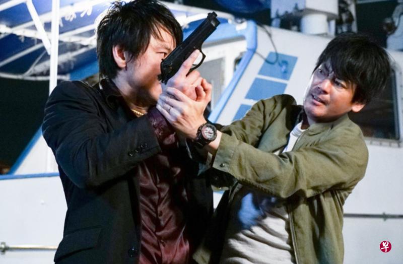 唐泽寿明(右)演粗鲁颓废的警察,有许多跟歹徒打斗的动作戏。(互联网) 唐泽寿明(右)演粗鲁颓废的警察,有许多跟歹徒打斗的动作戏。(互联网)