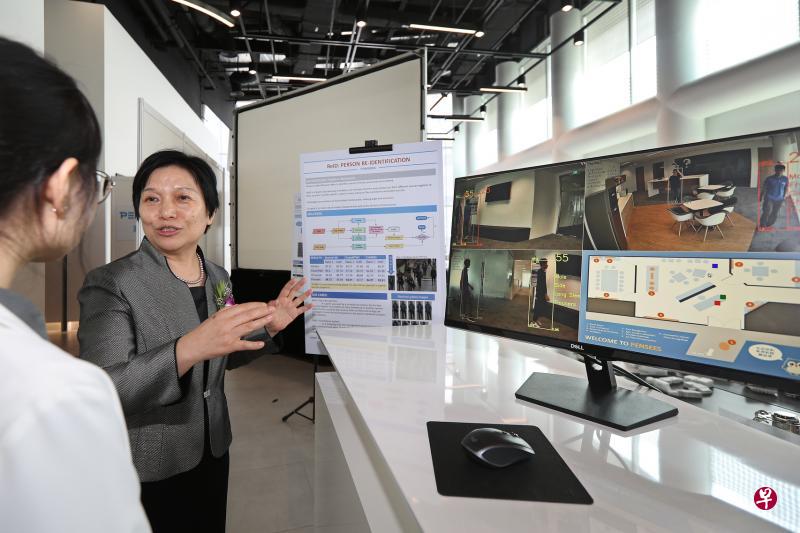 澎思科技首席科学家兼新加坡研究院院长申省梅在研究院开幕仪式上,向出席者讲解用来进行跨境追踪的行人再识别技术。(梁伟康摄) 澎思科技首席科学家兼新加坡研究院院长申省梅在研究院开幕仪式上,向出席者讲解用来进行跨境追踪的行人再识别技术。(梁伟康摄)
