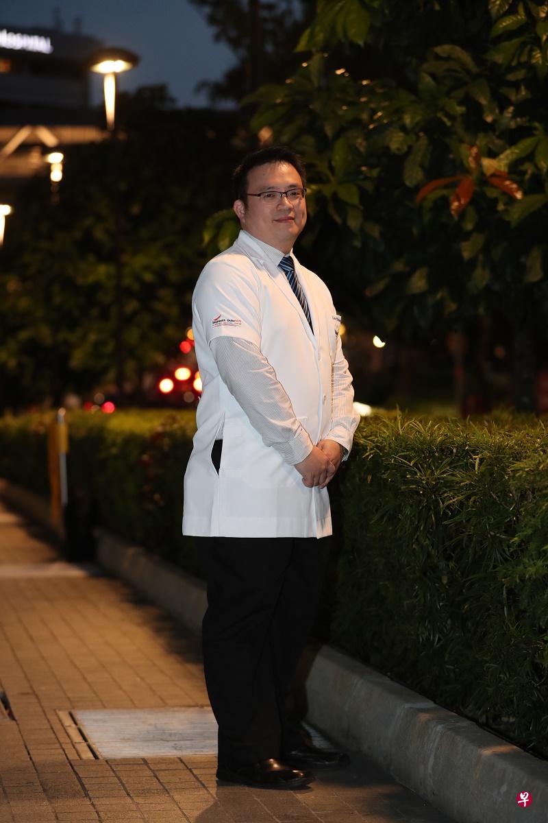 林俊才辞去银行副总为理想求医,成为这届最年长医学生。(杜克—新加坡国立大学医学院提供) 林俊才辞去银行副总为理想求医,成为这届最年长医学生。(杜克—新加坡国立大学医学院提供)