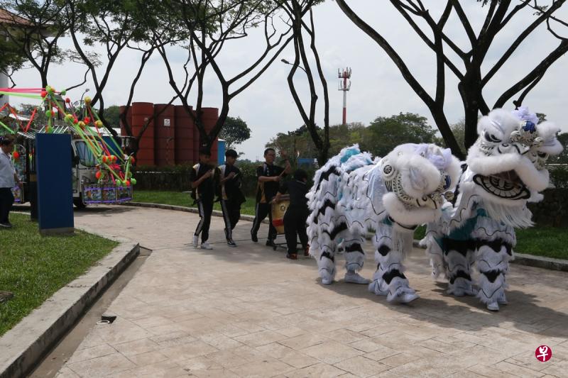 孝狮领棺木入火化场,陪老人家走最后一程。(邬福梁摄) 孝狮领棺木入火化场,陪老人家走最后一程。(邬福梁摄)