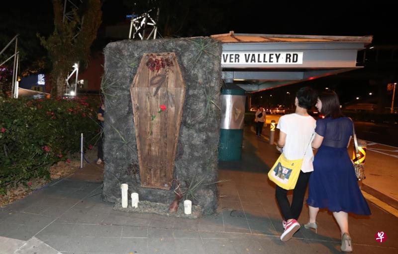 立体的棺材用真实木板制成,摸起来十分逼真。(饶进礼摄) 立体的棺材用真实木板制成,摸起来十分逼真。(饶进礼摄)