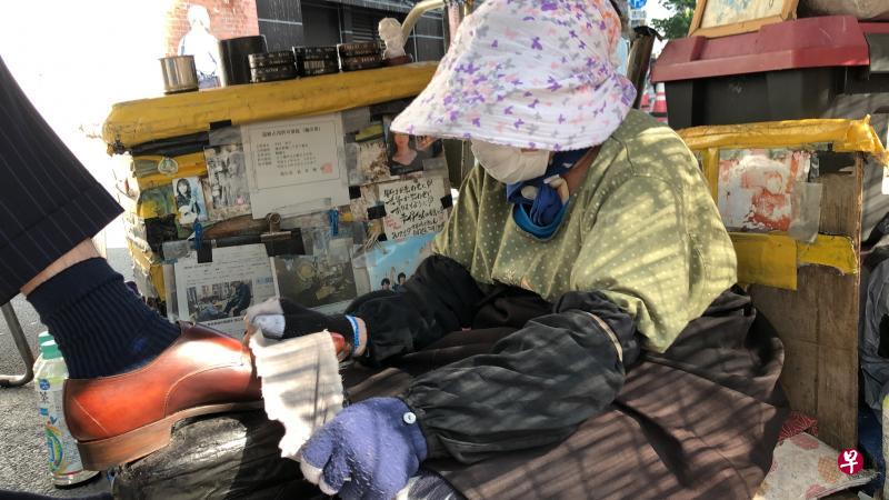 东京新桥车站硕果仅存唯一擦鞋老人 中村幸子:我很庆幸在87岁这个岁数,还能靠双手挣钱。(符祝慧摄) 东京新桥车站硕果仅存唯一擦鞋老人 中村幸子:我很庆幸在87岁这个岁数,还能靠双手挣钱。(符祝慧摄)