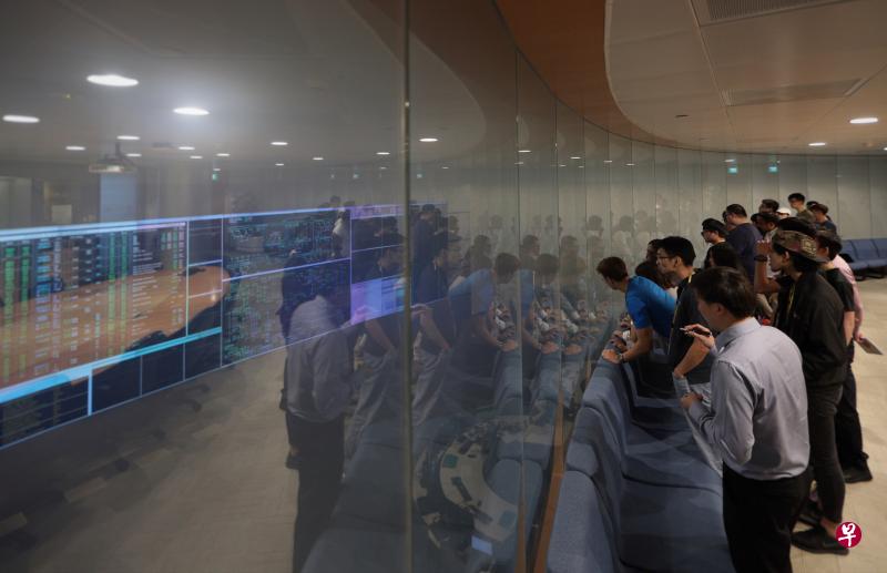 理工学院学生来到保卫森严的电力系统控制中心,兴奋之情溢于言表,参观之余也积极提问。(林泽锐摄) 理工学院学生来到保卫森严的电力系统控制中心,兴奋之情溢于言表,参观之余也积极提问。(林泽锐摄)