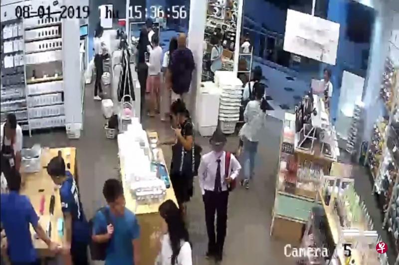 泰国当局公开的电眼录像显示,一名戴着帽子和面罩、穿着校服的男子(红圈)1日下午进入暹罗广场一商店,2日凌晨,此男子曾经停留的货架发生爆炸。(法新社) 泰国当局公开的电眼录像显示,一名戴着帽子和面罩、穿着校服的男子(红圈)1日下午进入暹罗广场一商店,2日凌晨,此男子曾经停留的货架发生爆炸。(法新社)