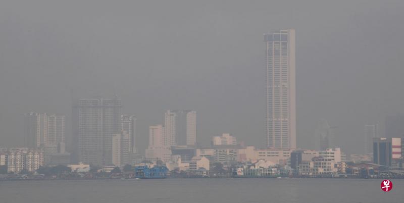 槟州多个地区周六的空气污染指数都处于超过80点的中等水平,到处灰蒙蒙一片,位于乔治市的槟州地标——光大州政府行政大楼也陷入朦胧中。(光华日报) 槟州多个地区周六的空气污染指数都处于超过80点的中等水平,到处灰蒙蒙一片,位于乔治市的槟州地标——光大州政府行政大楼也陷入朦胧中。(光华日报)