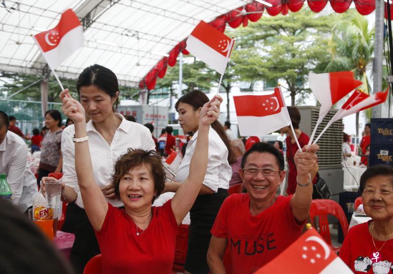 白沙—榜鹅昨天傍晚举行国庆晚宴,居民挥动小国旗参与活动。国务资政兼国家安全统筹部长张志贤致辞时希望居民能更了解第四代领导班子,和他们密切合作,一同带领新加坡前进。。(特约林琬清摄) 白沙—榜鹅昨天傍晚举行国庆晚宴,居民挥动小国旗参与活动。国务资政兼国家安全统筹部长张志贤致辞时希望居民能更了解第四代领导班子,和他们密切合作,一同带领新加坡前进。。(特约林琬清摄)