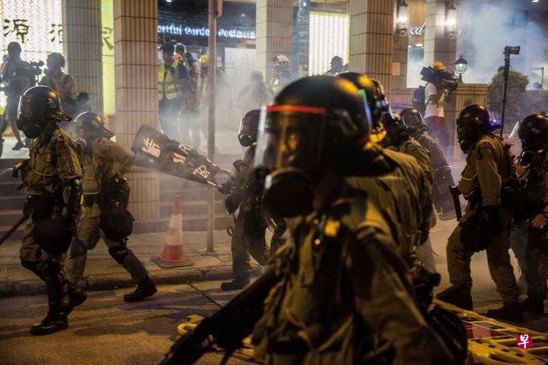 据港媒报道,香港防暴警察于晚上7时18分在中联办附近施放催泪弹驱赶示威者。图为香港防暴警察。(法新社) 据港媒报道,香港防暴警察于晚上7时18分在中联办附近施放催泪弹驱赶示威者。图为香港防暴警察。(法新社)
