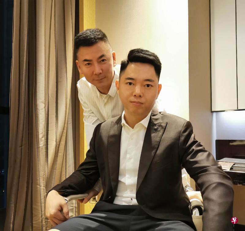 李荣达签下中国明星调酒师顾天池。 (照片:受访者提供) 李荣达签下中国明星调酒师顾天池。 (照片:受访者提供)
