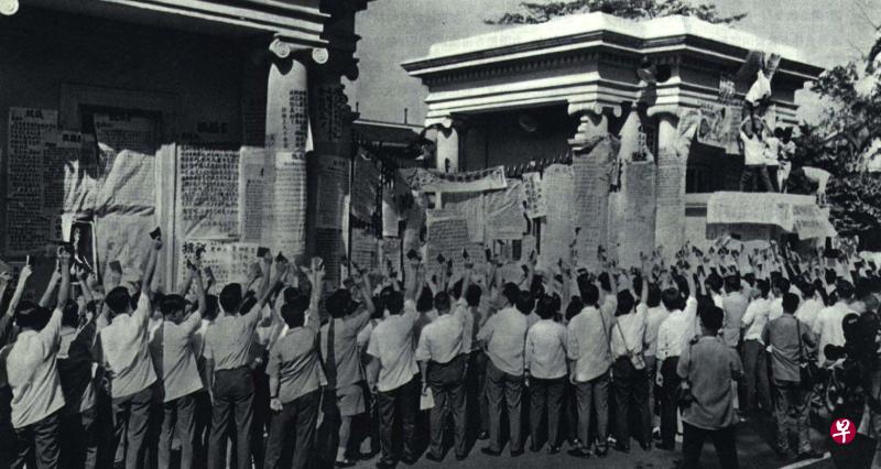 1967年左派群众到香港总督府大门外贴大字报,并高呼口号。(互联网) 1967年左派群众到香港总督府大门外贴大字报,并高呼口号。(互联网)