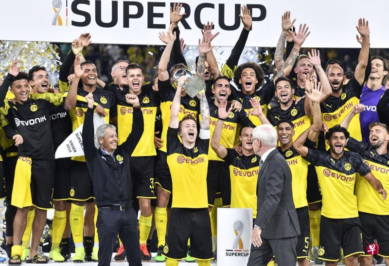 多特蒙德成功捧起德国超级杯。(法新社) 多特蒙德成功捧起德国超级杯。(法新社)