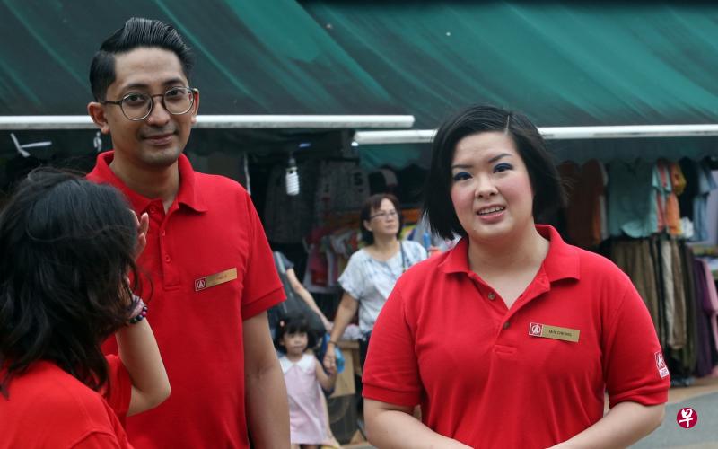 民主党秘书长徐顺全向媒体介绍数名年轻党员,其中包括自2011年就加入该党的张思敏(右),以及民主党青年团成员莫哈默法德里(Muhammad Fadly bin Azad,左)。(邬福梁摄) 民主党秘书长徐顺全向媒体介绍数名年轻党员,其中包括自2011年就加入该党的张思敏(右),以及民主党青年团成员莫哈默法德里(Muhammad Fadly bin Azad,左)。(邬福梁摄)