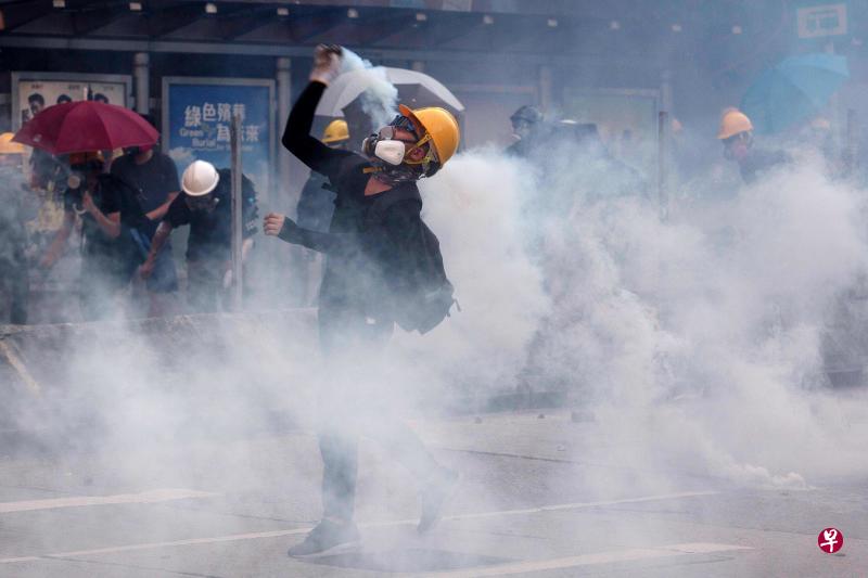 香港反修例阵营今天发起“全港三罢”,即罢工、罢市、罢课,并在七个地区举行集会。过程中各区都出现警民冲突情况,其中香港警察在黄大仙、金钟等地施放多枚催泪弹。(法新社) 香港反修例阵营今天发起“全港三罢”,即罢工、罢市、罢课,并在七个地区举行集会。过程中各区都出现警民冲突情况,其中香港警察在黄大仙、金钟等地施放多枚催泪弹。(法新社)
