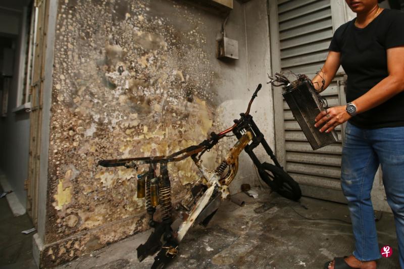 涉及电动踏板车的火患频频发生,陆路交通管理局决定把电动个人代步工具须符合UL2272标准的期限提前半年实施,从明年7月1日起,所有个人代步工具都须符合这个防火标准。(档案照) 涉及电动踏板车的火患频频发生,陆路交通管理局决定把电动个人代步工具须符合UL2272标准的期限提前半年实施,从明年7月1日起,所有个人代步工具都须符合这个防火标准。(档案照)