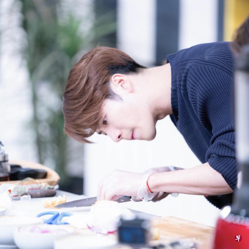 王嘉尔感谢主持前辈何炅五年来的鼓励和支持。(互联网) 王嘉尔感谢主持前辈何炅五年来的鼓励和支持。(互联网)