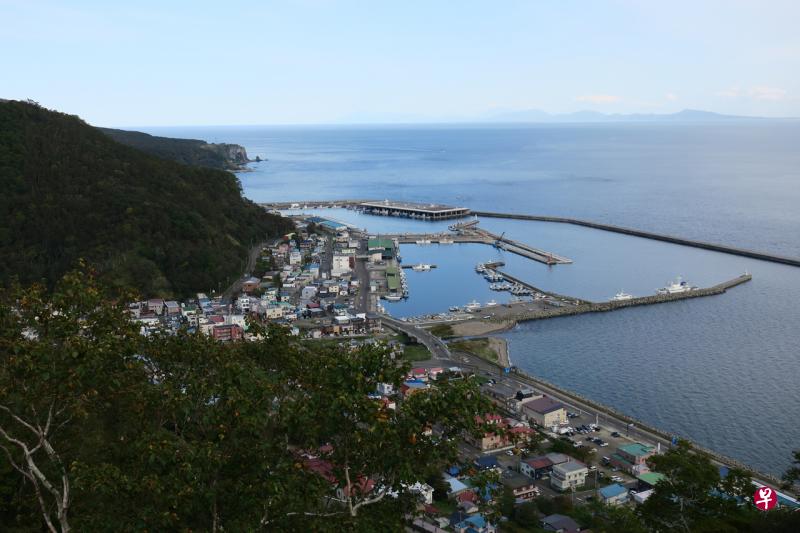从国后岛的瞭望台可俯瞰知床半岛的罗臼渔港。(SPH) 从国后岛的瞭望台可俯瞰知床半岛的罗臼渔港。(SPH)