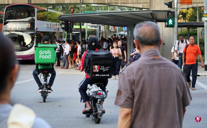 送餐业者将采取措施,协助送餐员应对有关UL2272防火标准的条例。(梁麒麟摄) 送餐业者将采取措施,协助送餐员应对有关UL2272防火标准的条例。(梁麒麟摄)