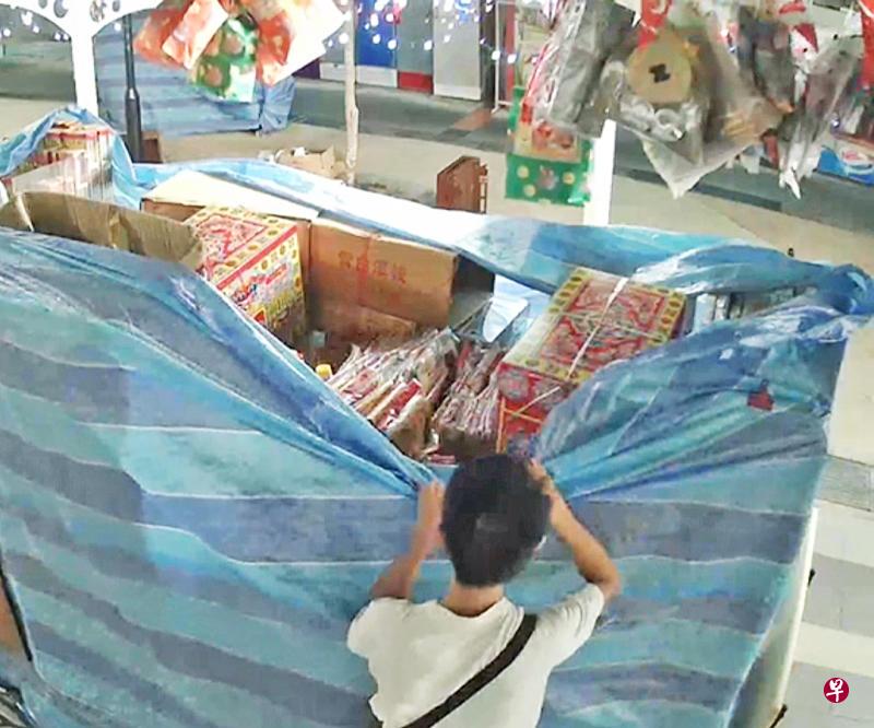 小偷被拍到推着超市推车“搬货”。(视频截图) 小偷被拍到推着超市推车“搬货”。(视频截图)