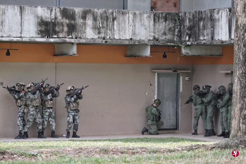 为期10天的新中“合作”演习,从之前几次的专注于安保及山地进攻,拓展到此次的联合城市反恐,演习的内容和范围越来越丰富。(海峡时报) 为期10天的新中“合作”演习,从之前几次的专注于安保及山地进攻,拓展到此次的联合城市反恐,演习的内容和范围越来越丰富。(海峡时报)