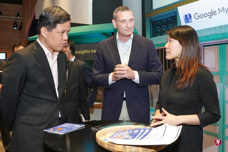 贸工部长陈振声(左)与谷歌负责亚太区”我的商家“(My Business)业务主管马歇尔(中)和大华银行集团商业银行服务部高级副总周颂姗(右)交流。(谷歌提供) 贸工部长陈振声(左)与谷歌负责亚太区”我的商家“(My Business)业务主管马歇尔(中)和大华银行集团商业银行服务部高级副总周颂姗(右)交流。(谷歌提供)