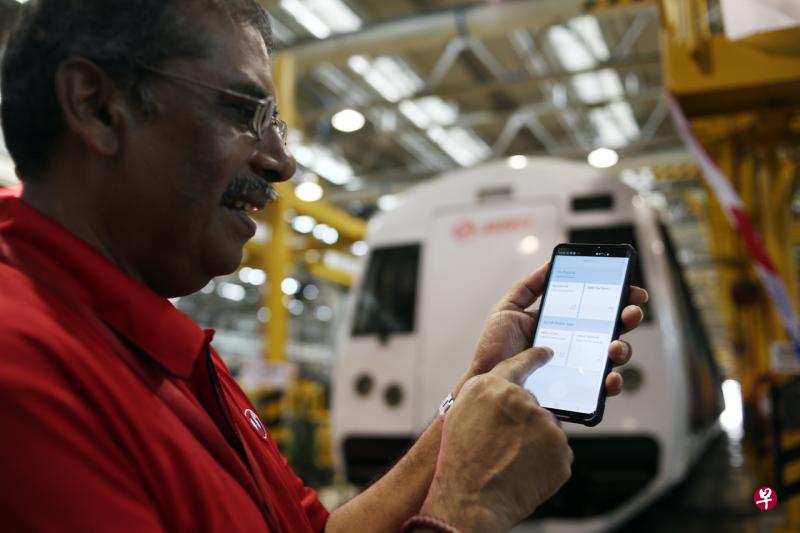 SMRT职员、环线站长克里希纳斯瓦米向媒体示范他在“技能创前程数码简介”课程中学会的其中一个手机应用。该应用可让他随时随地查看薪水或请假。(陈渊庄摄) SMRT职员、环线站长克里希纳斯瓦米向媒体示范他在“技能创前程数码简介”课程中学会的其中一个手机应用。该应用可让他随时随地查看薪水或请假。(陈渊庄摄)