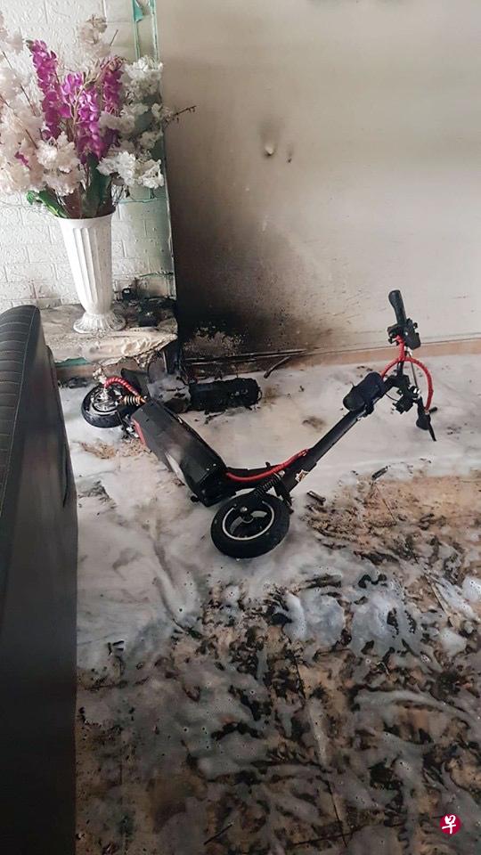 蔡厝港通道一组屋单位,昨天一台正在充电的个人代步工具突然起火,火势将单位墙壁和地板熏黑,两名大人和一名儿童因吸入过多浓烟送院治疗。(取自民防部队面簿) 蔡厝港通道一组屋单位,昨天一台正在充电的个人代步工具突然起火,火势将单位墙壁和地板熏黑,两名大人和一名儿童因吸入过多浓烟送院治疗。(取自民防部队面簿)