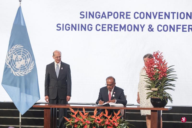 我国今早也以公约之名为胡姬花命名,并由内政部长兼律政部长尚穆根(图二)和联合国主管法律事务助理秘书长史蒂芬·马修伊斯一起主持命名仪式。(梁伟康摄) 我国今早也以公约之名为胡姬花命名,并由内政部长兼律政部长尚穆根(图二)和联合国主管法律事务助理秘书长史蒂芬·马修伊斯一起主持命名仪式。(梁伟康摄)