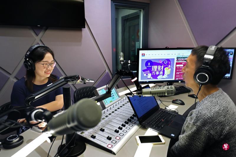 华文媒体集团财经新闻高级记者陈婧(左)与96.3好FM的DJ王德明对谈,分享女性应该如何理财规划。(何炳耀摄) 华文媒体集团财经新闻高级记者陈婧(左)与96.3好FM的DJ王德明对谈,分享女性应该如何理财规划。(何炳耀摄)