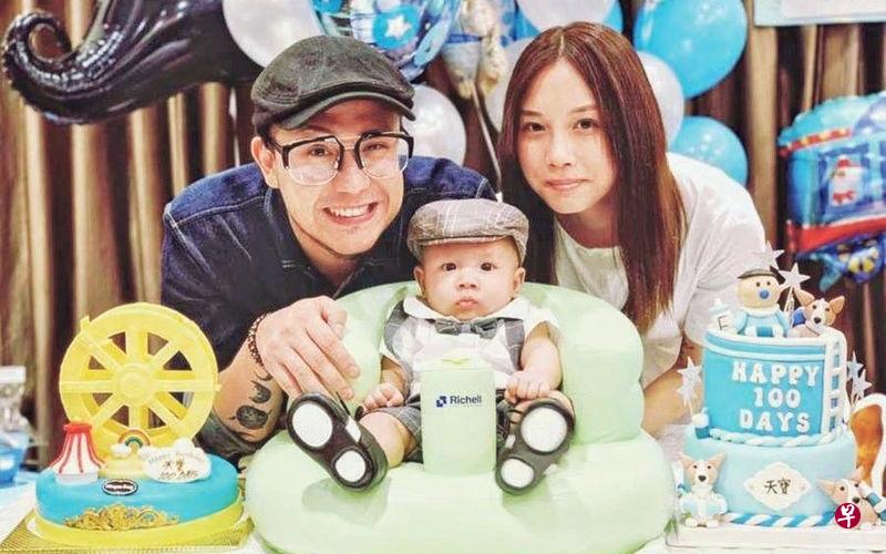 张致恒(左)与未婚妻雯雯为满三个月的儿子举行百日宴。(互联网) 张致恒(左)与未婚妻雯雯为满三个月的儿子举行百日宴。(互联网)