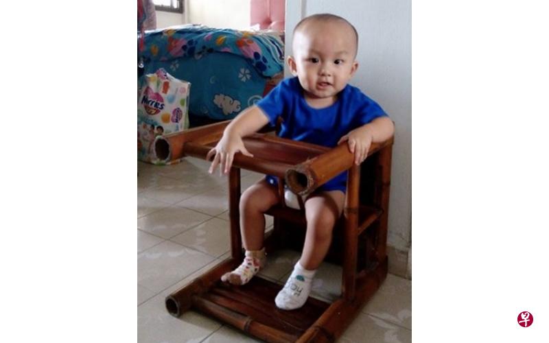 郭兴贵在三年前迎来第一个儿子(图中小孩),橱柜里尘封已久的椅笼终于能派上用场。(受访者提供) 郭兴贵在三年前迎来第一个儿子(图中小孩),橱柜里尘封已久的椅笼终于能派上用场。(受访者提供)