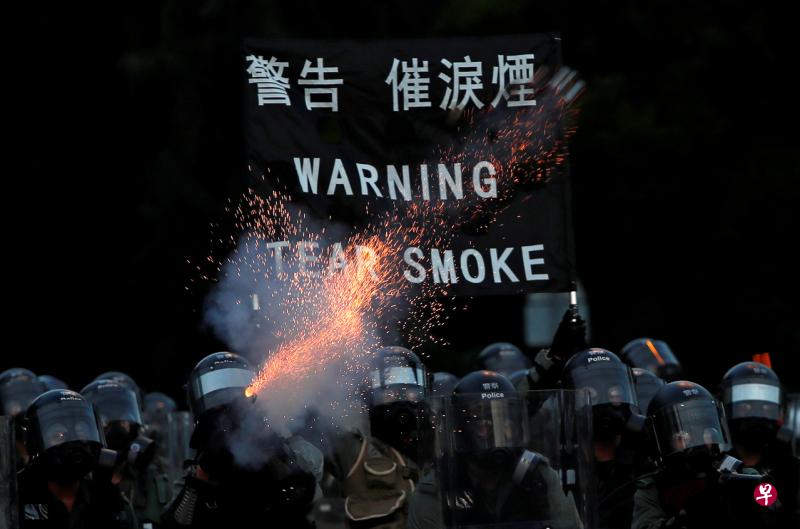 美国国务院公告表示,香港的一些政治示威游行中发生了暴力冲突,并蔓延到警察不允许示威的区域。(路透社) 美国国务院公告表示,香港的一些政治示威游行中发生了暴力冲突,并蔓延到警察不允许示威的区域。(路透社)
