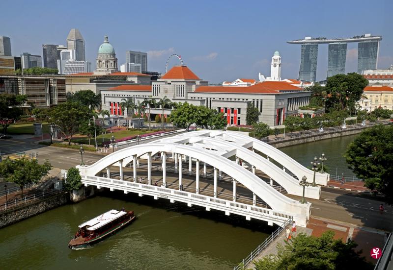 在庆祝建国54周年和纪念开埠200周年之际,政府大厦前大草场和新加坡河上的三座桥将被列为国家古迹。(档案照) 在庆祝建国54周年和纪念开埠200周年之际,政府大厦前大草场和新加坡河上的三座桥将被列为国家古迹。(档案照)