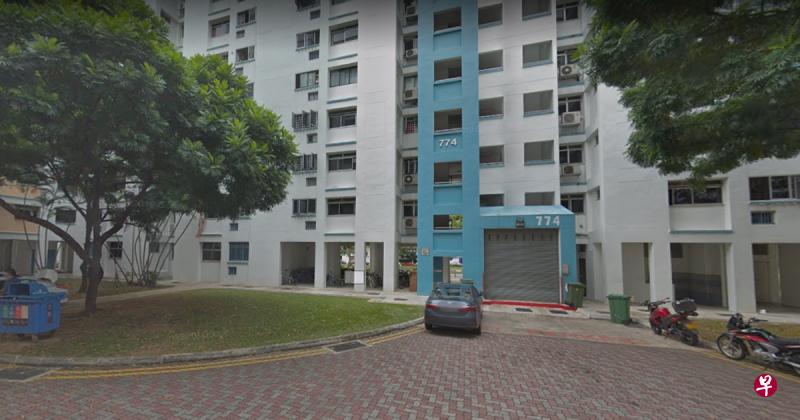 一名公众在兀兰弯第774座组屋看到遭烧毁的国旗,向警方报案。(取自网络) 一名公众在兀兰弯第774座组屋看到遭烧毁的国旗,向警方报案。(取自网络)