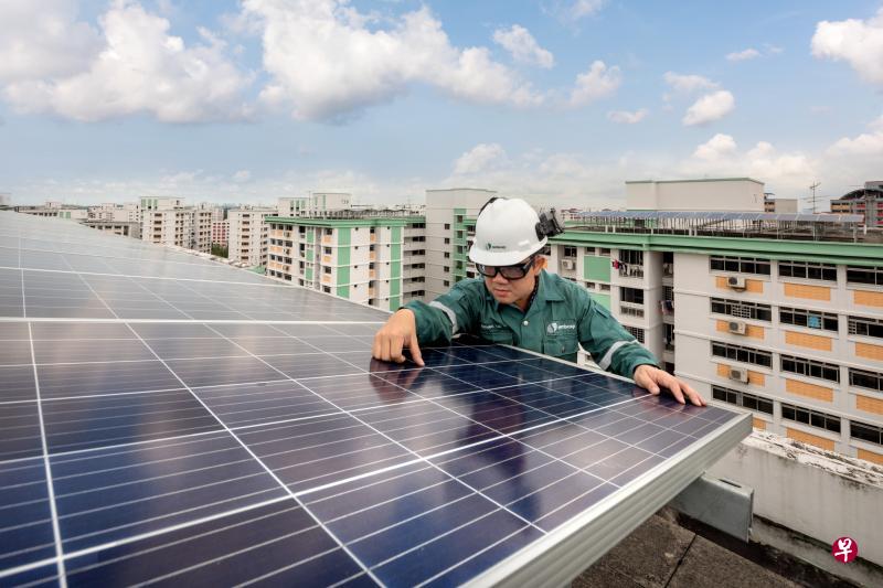 超过1400个装在组屋屋顶的太阳能光伏板系统连接到电网。图为榜鹅新镇组屋顶上的太阳能板。(档案照片) 超过1400个装在组屋屋顶的太阳能光伏板系统连接到电网。图为榜鹅新镇组屋顶上的太阳能板。(档案照片)