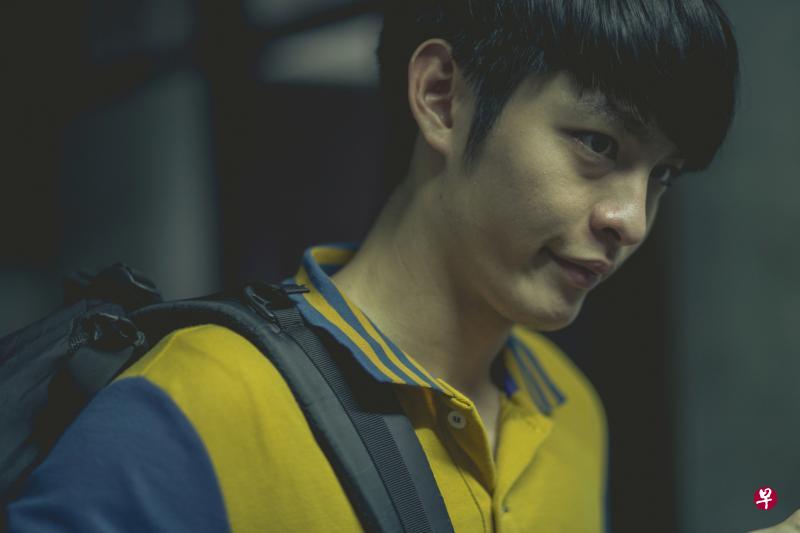 曹佑宁在《绑灵》中重游即将关闭的母校,勾起不堪往事。(邵氏电影提供) 曹佑宁在《绑灵》中重游即将关闭的母校,勾起不堪往事。(邵氏电影提供)