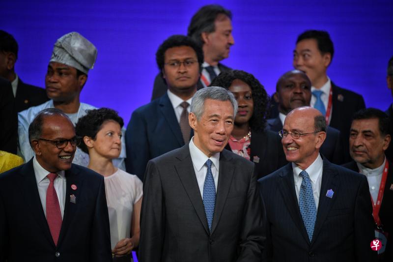 签署《新加坡调解公约》后,李显龙总理(前排中)与内政兼律政部长尚穆根(左)、联合国主管法律事务助理秘书长史蒂芬·马修伊斯,以及与会的代表合影,众人都肯定调解在解决纠纷中所扮演的角色。(海峡时报) 签署《新加坡调解公约》后,李显龙总理(前排中)与内政兼律政部长尚穆根(左)、联合国主管法律事务助理秘书长史蒂芬·马修伊斯,以及与会的代表合影,众人都肯定调解在解决纠纷中所扮演的角色。(海峡时报)