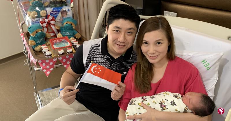 王保雄和妻子陶依欣也迎来国庆男宝宝。(陈玉能摄) 王保雄和妻子陶依欣也迎来国庆男宝宝。(陈玉能摄)