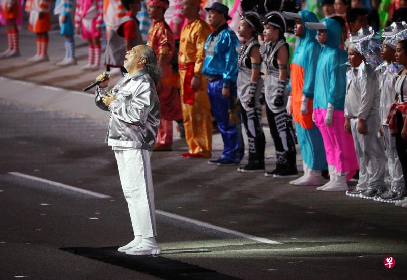 本地马来乐坛“摇滚之父”Ramli Sarip在今年国庆庆典演唱国歌。(档案照) 本地马来乐坛“摇滚之父”Ramli Sarip在今年国庆庆典演唱国歌。(档案照)