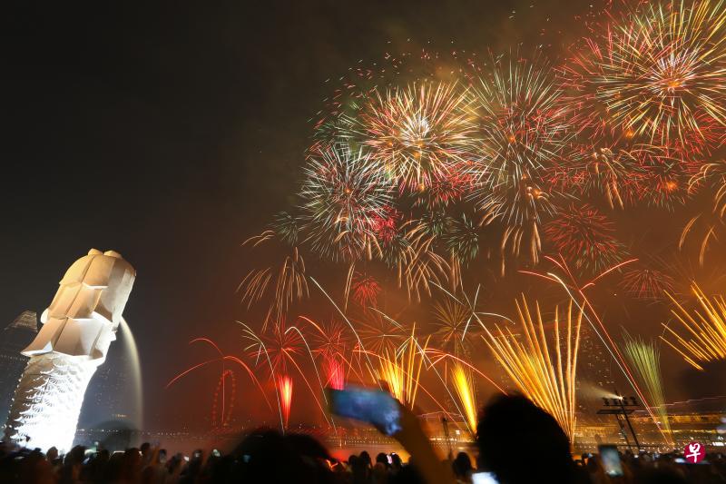 鱼尾狮公园对面的海域将是今年国庆庆典鸣放21响礼炮的地点,加上近乎无遮挡的璀璨烟花汇演,相信会是最为热门的民众聚集点之一。(陈勇智摄) 鱼尾狮公园对面的海域将是今年国庆庆典鸣放21响礼炮的地点,加上近乎无遮挡的璀璨烟花汇演,相信会是最为热门的民众聚集点之一。(陈勇智摄)