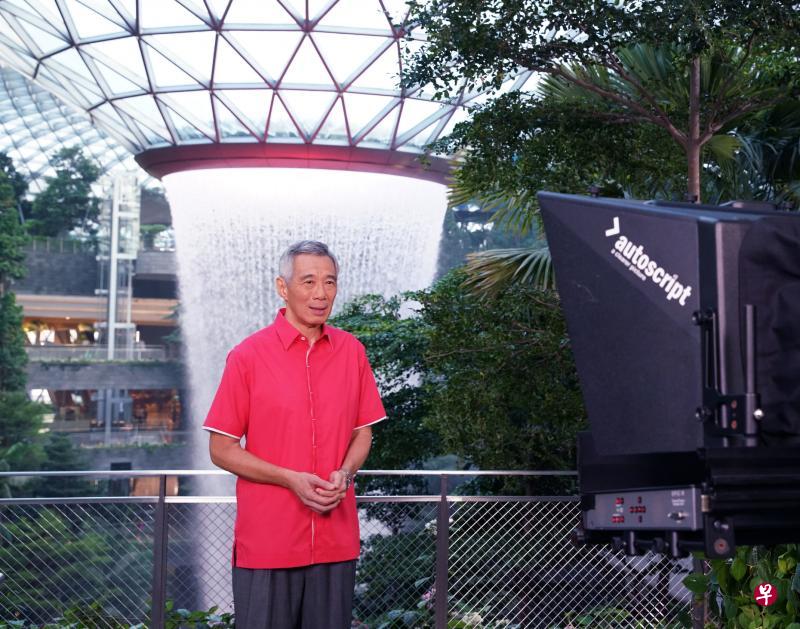 李显龙总理今年在星耀樟宜录制国庆献词,并以星耀樟宜为例,显示国人拥有勇于创新、把握先机的精神。(通讯及新闻部提供) 李显龙总理今年在星耀樟宜录制国庆献词,并以星耀樟宜为例,显示国人拥有勇于创新、把握先机的精神。(通讯及新闻部提供)
