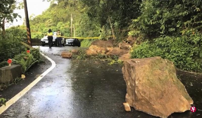地震发生后,宜兰公路上可见山石坠落,警察为保民众安全封路。(美联社) 地震发生后,宜兰公路上可见山石坠落,警察为保民众安全封路。(美联社)