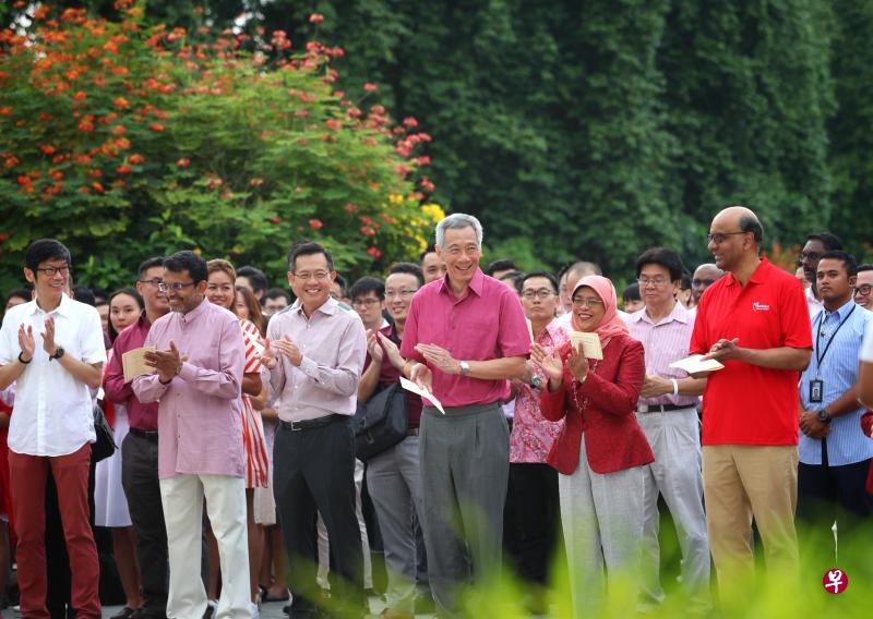 总统府昨天举行国庆敬礼仪式,出席者包括国务资政兼社会政策统筹部长尚达曼(前排右起)、哈莉玛总统、李显龙总理、公务员首长叶成昌、金管局局长孟文能、总理公署常任秘书(智慧国及数码政府)黄志勤以及400多名政府人员。(林泽锐摄) 总统府昨天举行国庆敬礼仪式,出席者包括国务资政兼社会政策统筹部长尚达曼(前排右起)、哈莉玛总统、李显龙总理、公务员首长叶成昌、金管局局长孟文能、总理公署常任秘书(智慧国及数码政府)黄志勤以及400多名政府人员。(林泽锐摄)