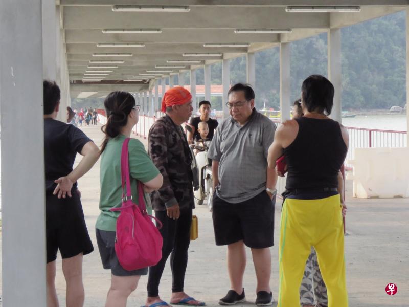 彭文杰(右二)和家属到丰盛港的彭加梦码头等待搜救结果。(林国明摄) 彭文杰(右二)和家属到丰盛港的彭加梦码头等待搜救结果。(林国明摄)