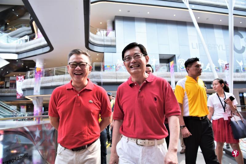 王瑞杰(右)2016年中风时,陈文安(左)主动给淡滨尼集选区的另一名部长马善高打电话,说要帮忙。王瑞杰康复以后,陈文安再度退隐。图为两人2018年一同出席淡滨尼天地一周年庆。(淡滨尼中区基层提供) 王瑞杰(右)2016年中风时,陈文安(左)主动给淡滨尼集选区的另一名部长马善高打电话,说要帮忙。王瑞杰康复以后,陈文安再度退隐。图为两人2018年一同出席淡滨尼天地一周年庆。(淡滨尼中区基层提供)