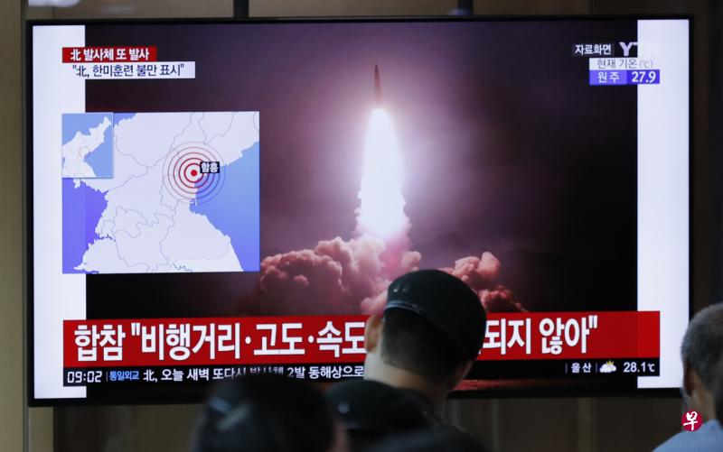 民众在首尔火车站外观看朝鲜再次发射飞行器的新闻报道。(美联社) 民众在首尔火车站外观看朝鲜再次发射飞行器的新闻报道。(美联社)
