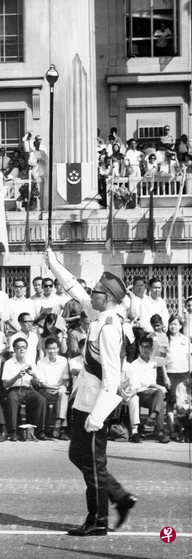 1969年是新加坡开埠150周年,当时还是学生的李显龙总理以学校军乐队领队的身份参加了步操。(档案照片) 1969年是新加坡开埠150周年,当时还是学生的李显龙总理以学校军乐队领队的身份参加了步操。(档案照片)