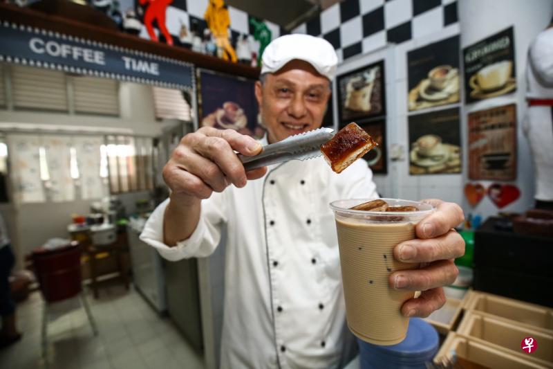 谭国雄开设的特色西餐摊位的人气商品之一,是他前后共用了至少50杯咖啡进行改良,才调制出的白咖啡加浓缩咖啡冰块饮料。(陈斌勤摄) 谭国雄开设的特色西餐摊位的人气商品之一,是他前后共用了至少50杯咖啡进行改良,才调制出的白咖啡加浓缩咖啡冰块饮料。(陈斌勤摄)