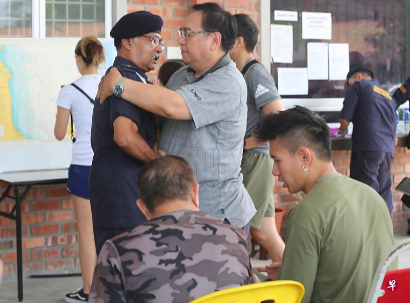 海事执法机构柔州主任阿米鲁丁给予潘玉珍的丈夫彭文杰拥抱安慰。 (曾宪隆摄) 海事执法机构柔州主任阿米鲁丁给予潘玉珍的丈夫彭文杰拥抱安慰。 (曾宪隆摄)